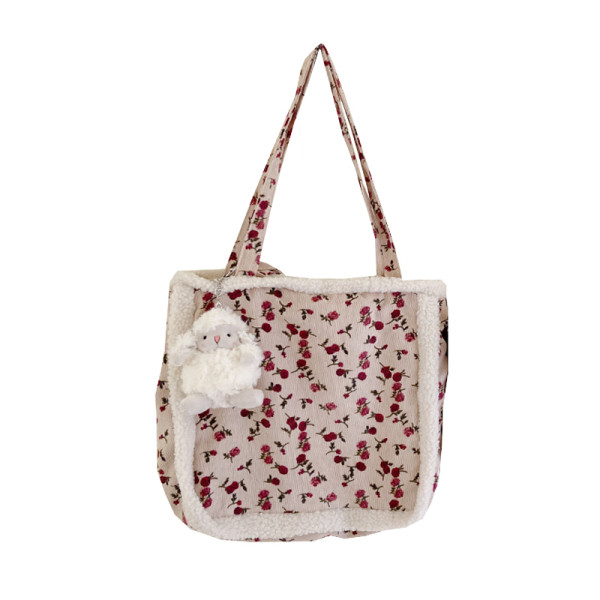 Καθημερινή γυναικεία τσάντα με μενταγιόν