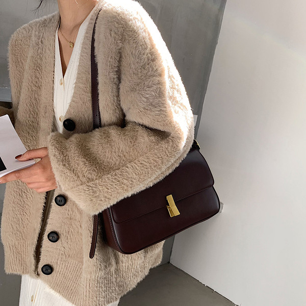 Naiste metallist kinnitusega nahast kott