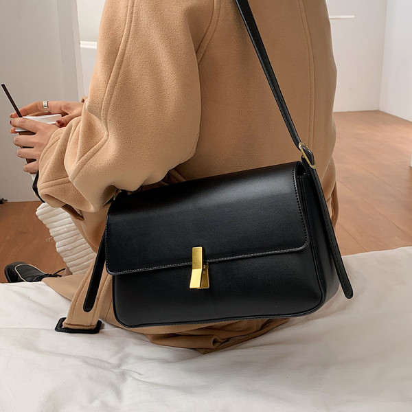 Naiste metallist kinnitusega nahast kott