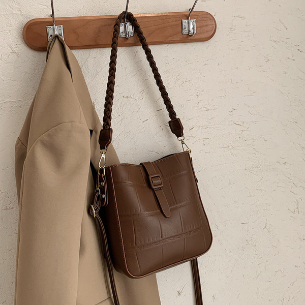 Ženska kožna torba u više boja sa pletenom ručkom