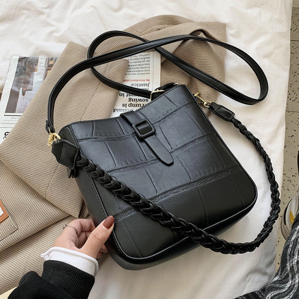 Ženska kožna torba u više boja sa pletenom ručkom