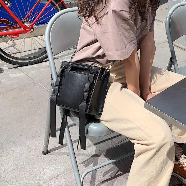 Väike kunstnahast musta värvi naiste õlakott