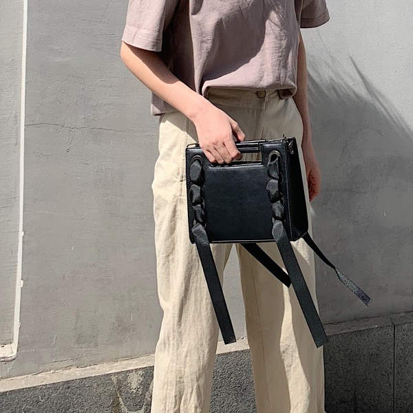 Väike kunstnahast musta värvi naiste õlakott