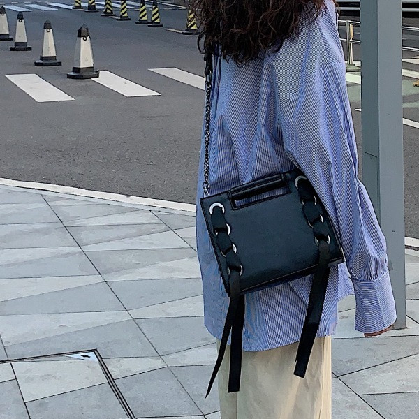 Väike kunstnahast musta värvi naiste õlakott