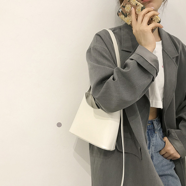 Väike pika sangaga nahast kott