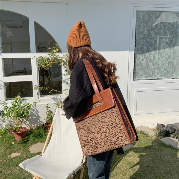 Uue mudeliga kott leopardimustriga