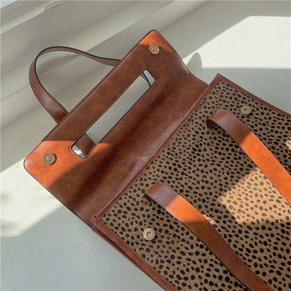 Uue mudeliga kott leopardimustriga