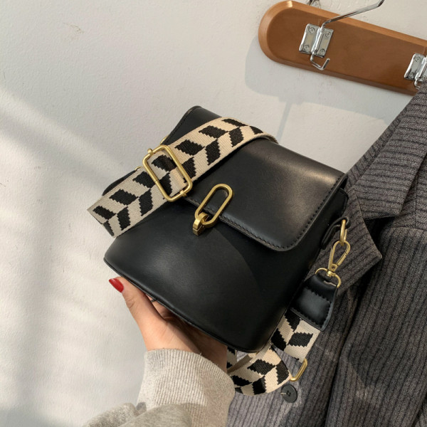 Väike naistekott pika kujulise käepidemega – sobib igapäevaseks kasutamiseks