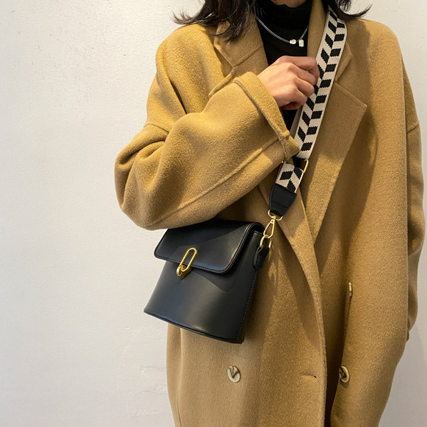 Väike naistekott pika kujulise käepidemega – sobib igapäevaseks kasutamiseks