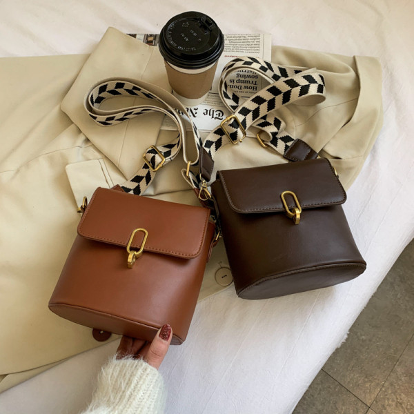 Väike naistekott pika kujulise käepidemega – sobib igapäevaseks kasutamiseks