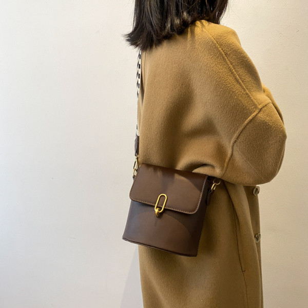 Väike naistekott pika kujulise käepidemega – sobib igapäevaseks kasutamiseks