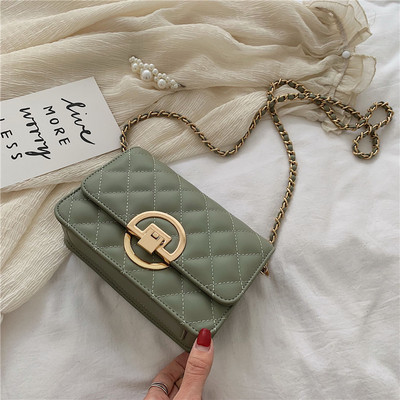 Moodne naistekott keti ja metallist lukuga