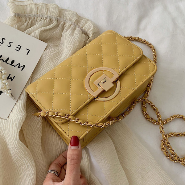 Moodne naistekott keti ja metallist lukuga