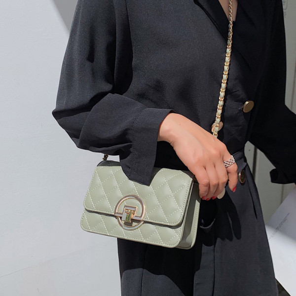 Moodne naistekott keti ja metallist lukuga