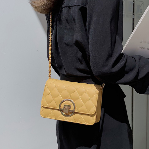 Moodne naistekott keti ja metallist lukuga