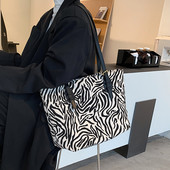 Naiste vabaajakott loomamustri ja nahast sangadega