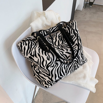 Naiste vabaajakott loomamustri ja nahast sangadega