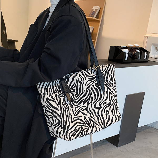 Naiste vabaajakott loomamustri ja nahast sangadega