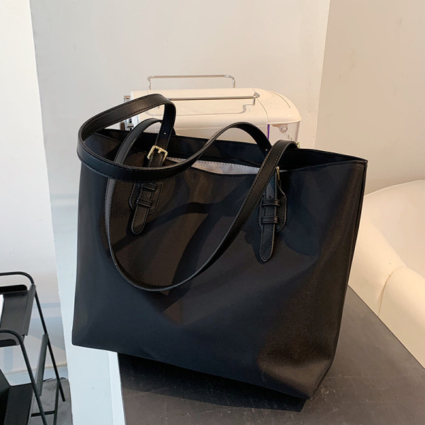 Naiste vabaajakott loomamustri ja nahast sangadega