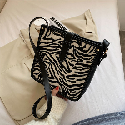 Πολύχρωμη γυναικεία τσάντα με μακριά λαβή και οικολογικό δέρμα