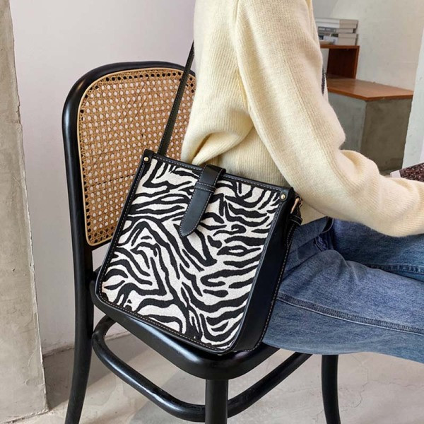 Πολύχρωμη γυναικεία τσάντα με μακριά λαβή και οικολογικό δέρμα