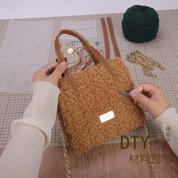 Napi pehelytáska két fogantyúval és fém elemmel