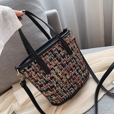 Mitmes värvitoonis mustriga naistekott