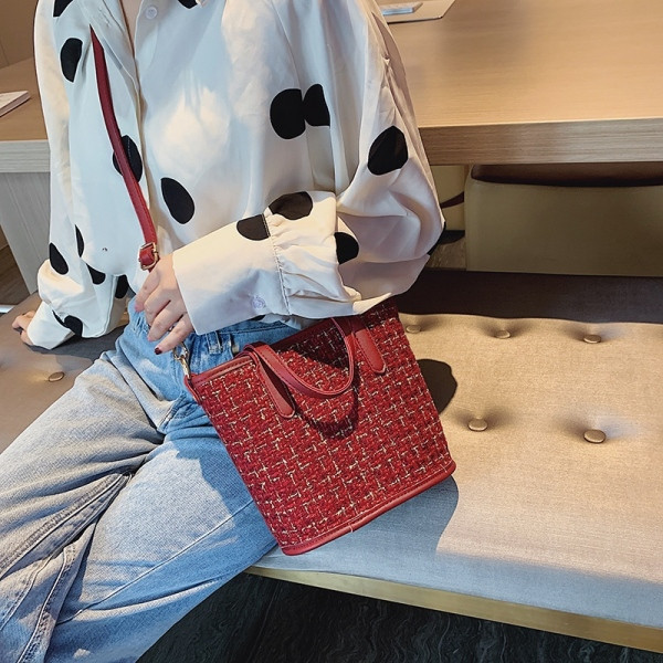 Mitmes värvitoonis mustriga naistekott