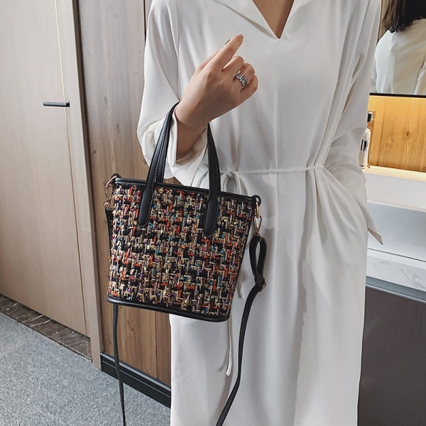 Mitmes värvitoonis mustriga naistekott