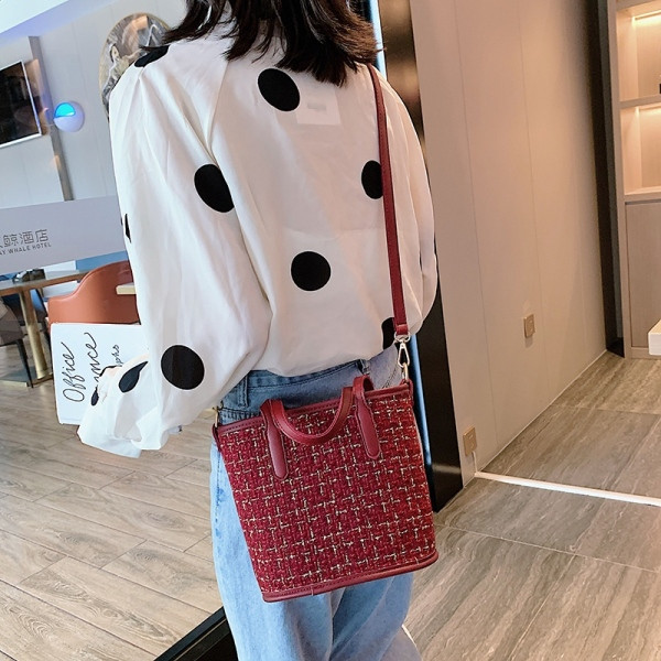 Mitmes värvitoonis mustriga naistekott