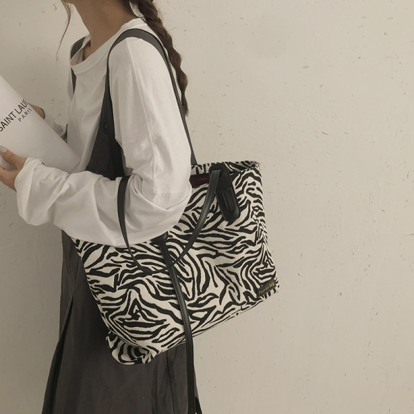 Velika torbica sa životinjskim uzorkom