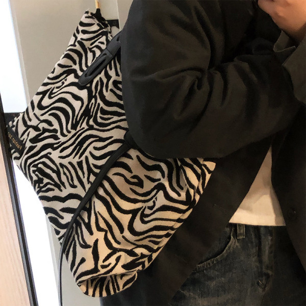 Velika torbica sa životinjskim uzorkom