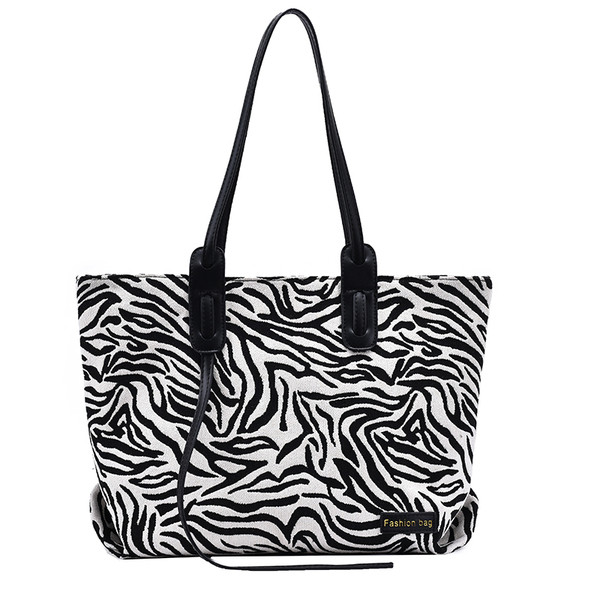 Velika torbica sa životinjskim uzorkom