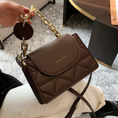 Naiste nahast kott metallist sanga ja kirjaga