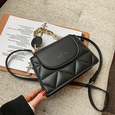 Naiste nahast kott metallist sanga ja kirjaga