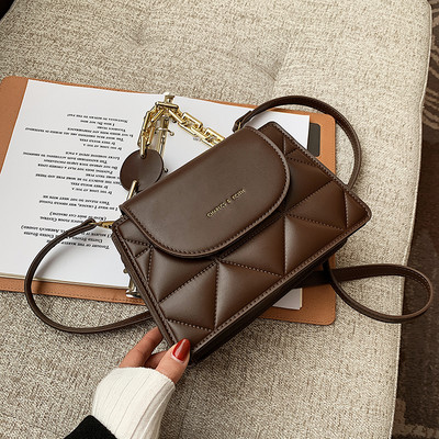 Naiste nahast kott metallist sanga ja kirjaga