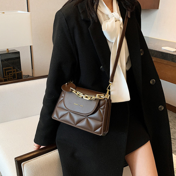 Naiste nahast kott metallist sanga ja kirjaga