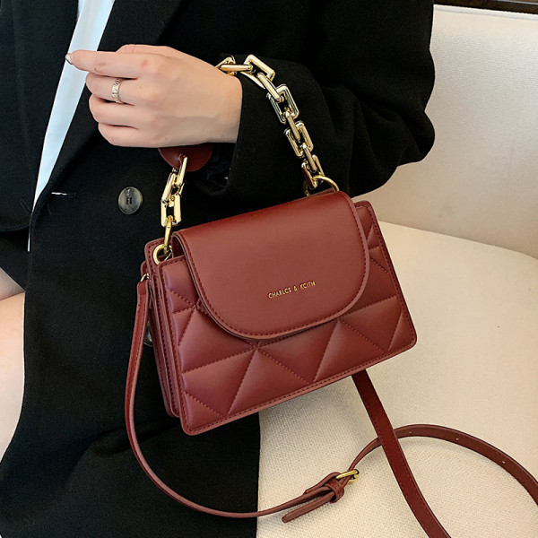 Naiste nahast kott metallist sanga ja kirjaga