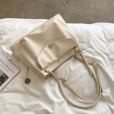 Suure taskuga nahast naistekott