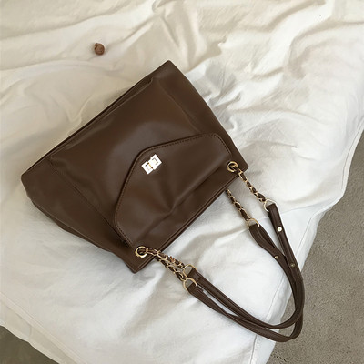 Suure taskuga nahast naistekott