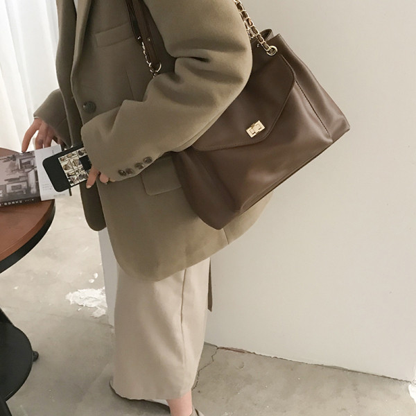 Suure taskuga nahast naistekott