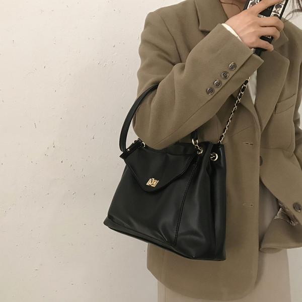 Suure taskuga nahast naistekott