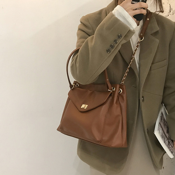 Suure taskuga nahast naistekott