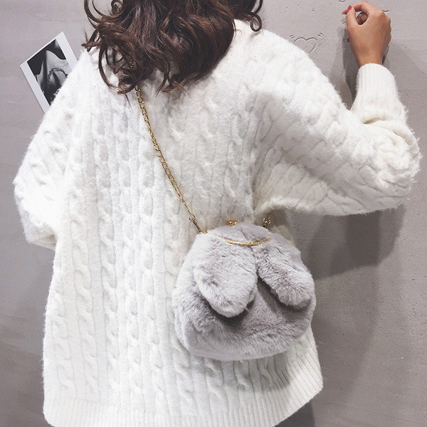 Női pehelytáska fém lánccal és 3D elemmel