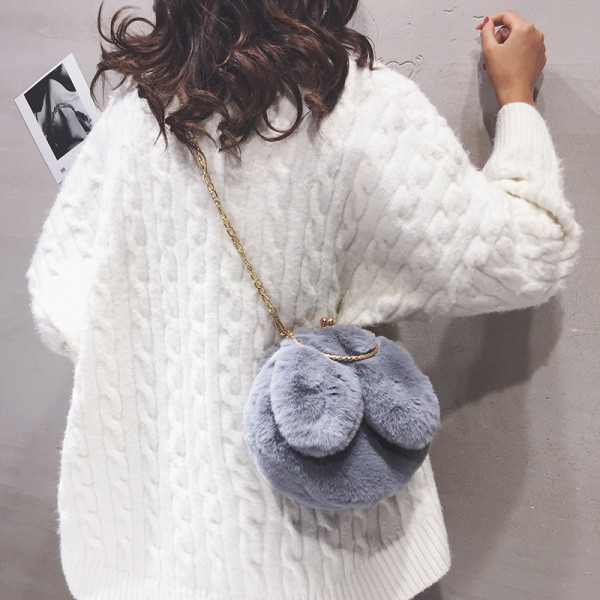 Női pehelytáska fém lánccal és 3D elemmel