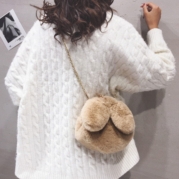 Női pehelytáska fém lánccal és 3D elemmel