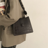 Väike kootud sangaga nahast kott