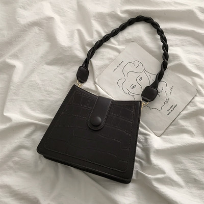 Väike kootud sangaga nahast kott