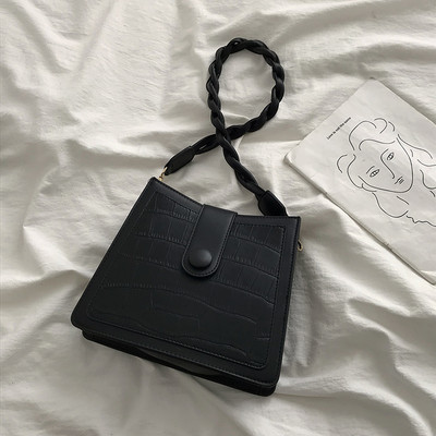 Väike kootud sangaga nahast kott