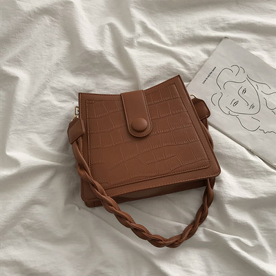 Väike kootud sangaga nahast kott